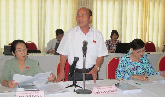 Đại[-]biểu[-]Đỗ[-]Văn[-]Đương[-](TPHCM)[-]cho[-]rằng[-]để[-]người[-]dân[-]có[-]điều[-]kiện[-]biểu[-]tình[-]một[-]cách[-]ôn[-]hòa[-]và[-]đúng[-]luật[-]thì[-]Quốc[-]hội[-]cần[-]sớm[-]đưa[-]ra[-]bàn[-]thảo[-]và[-]thông[-]qua[-]Luật[-]Biểu[-]tình.